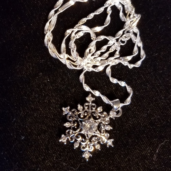 LAST ONE!White topaz & sterling snowflake necklace - Picture 7 of 7